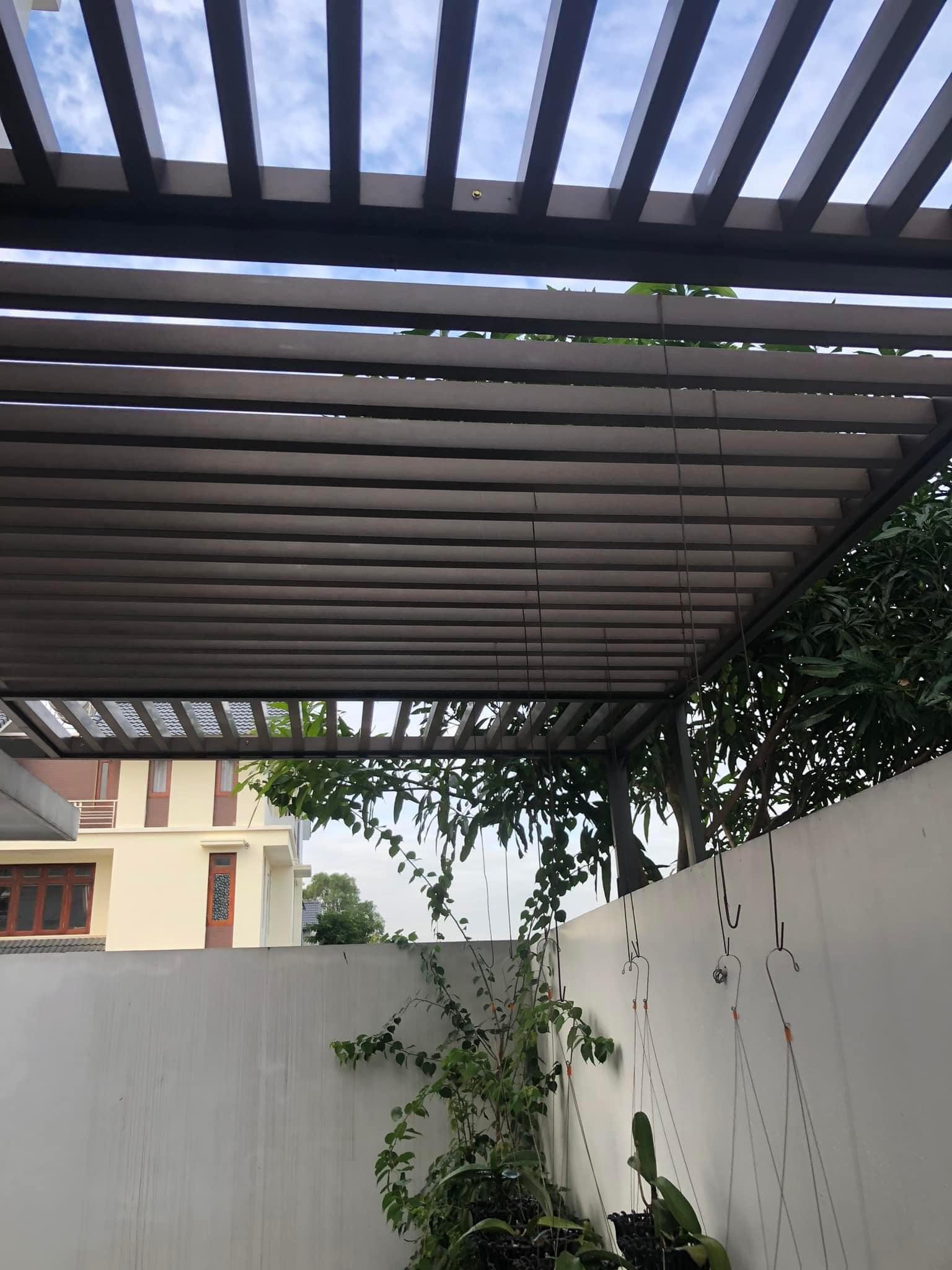 giàn hoa gỗ nhựa ngoài trời 123