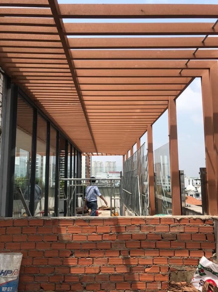 giàn hoa gỗ nhựa ngoài trời1