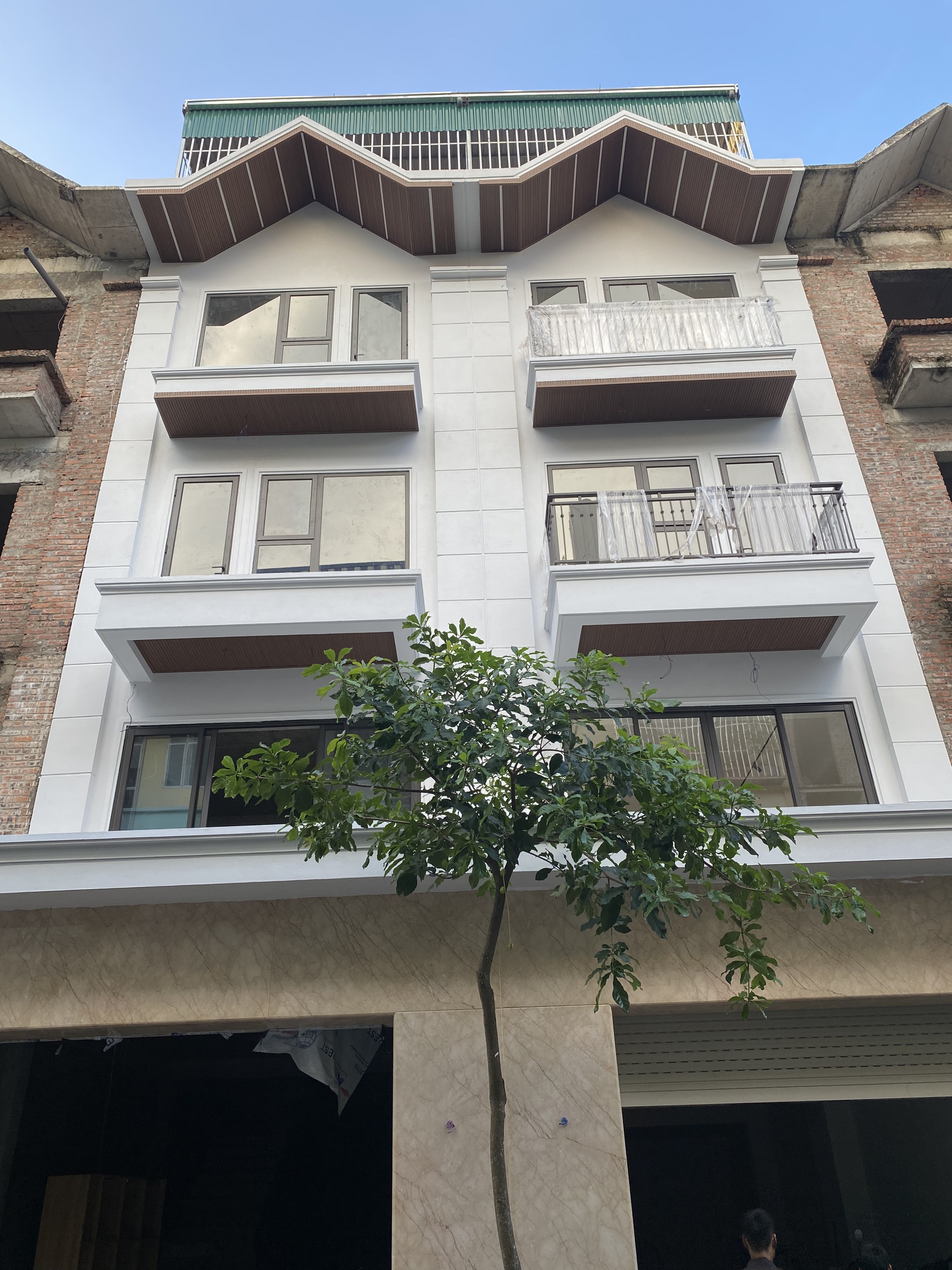 tấm ốp mái hiên gỗ nhựa tại chương mỹ