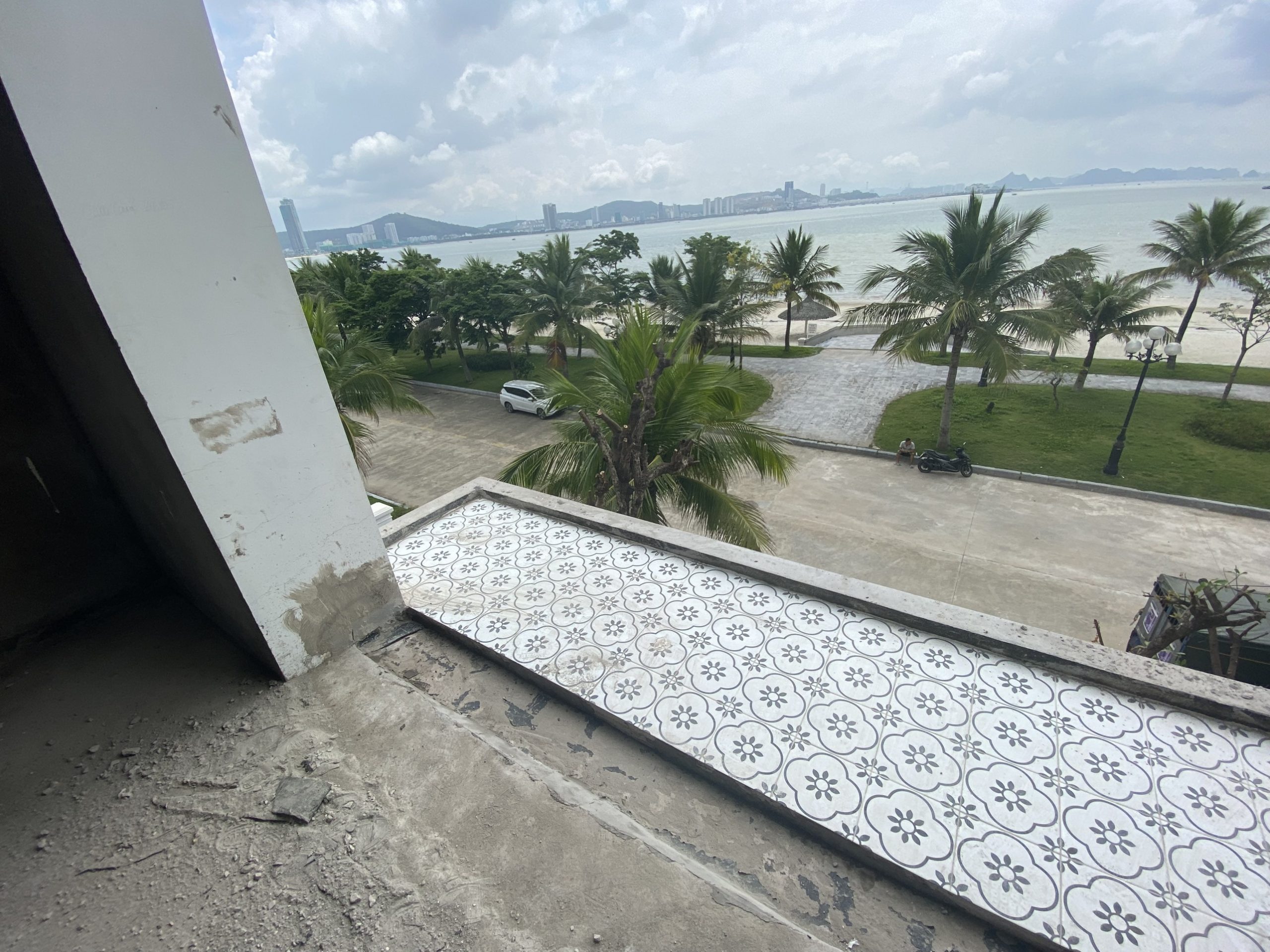 Lan can ban công gỗ nhựa 234