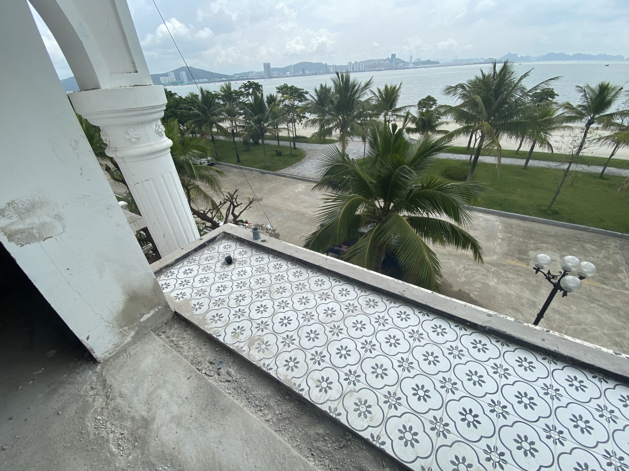 Lan can ban công gỗ nhựa 2