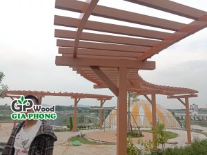 Gian hoa go nhua ngoai troi