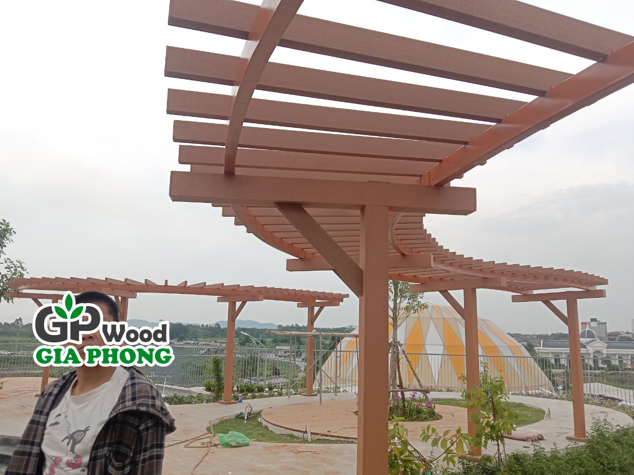 Gian hoa go nhua ngoai troi