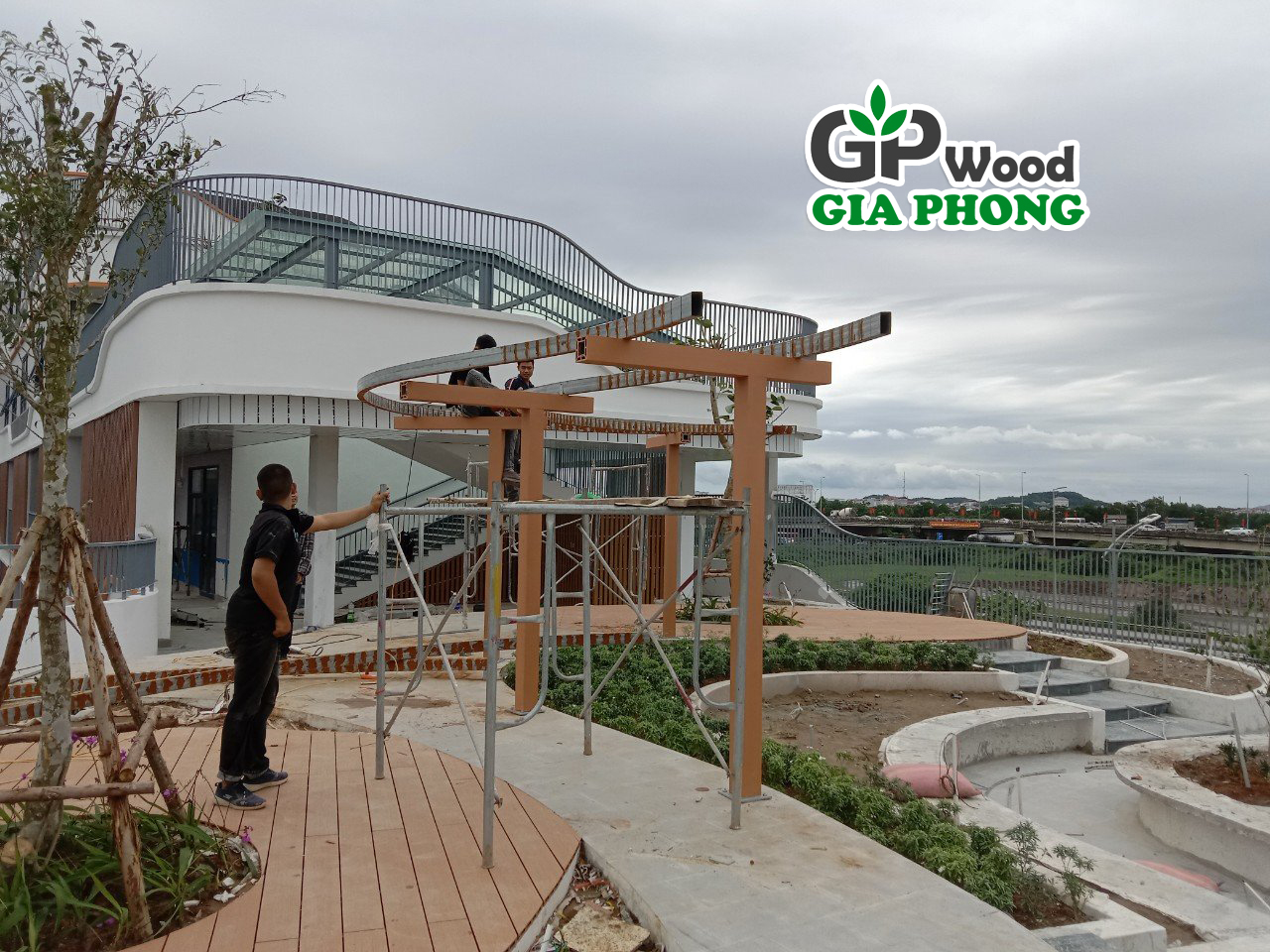 Gian hoa go nhua ngoai troi