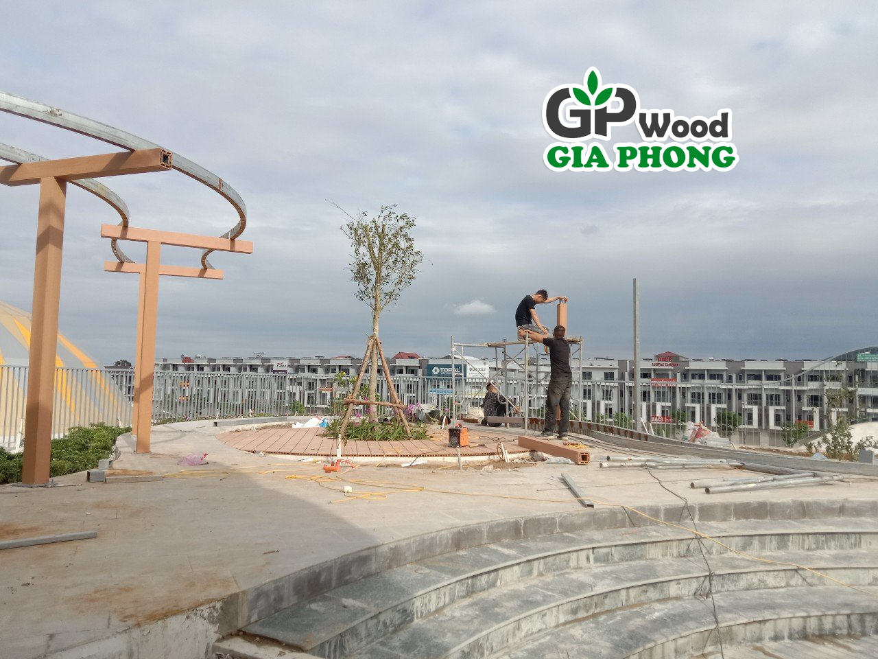 Gian hoa go nhua ngoai troi