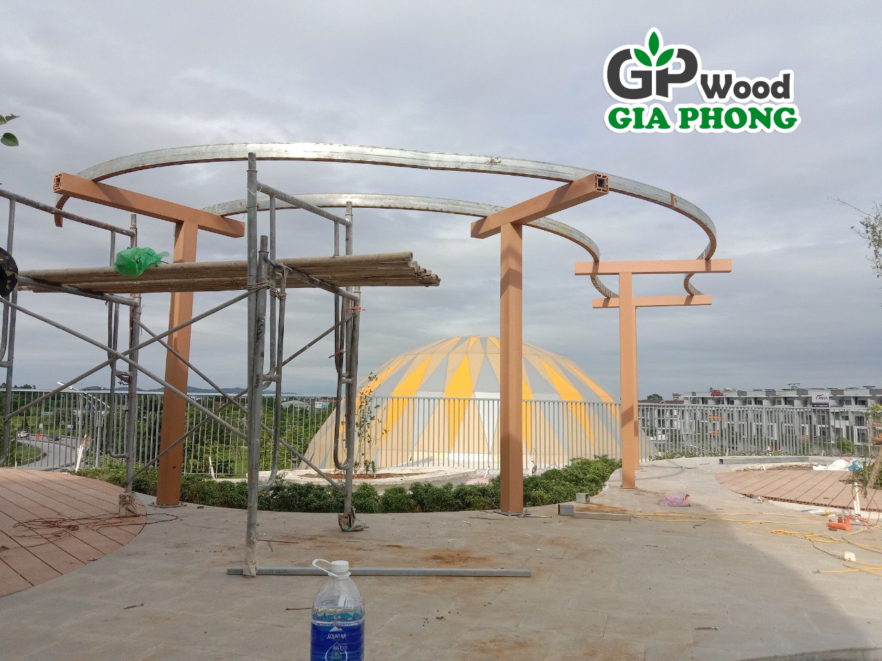 Gian hoa go nhua ngoai troi