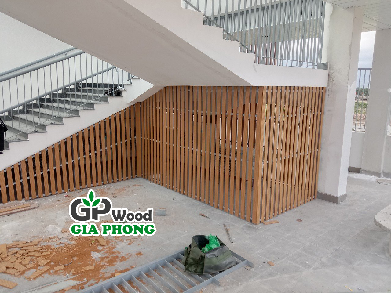 Gian hoa go nhua ngoai troi