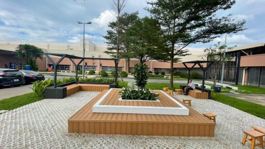 sân vườn với sàn gỗ nhựa ngoài trời