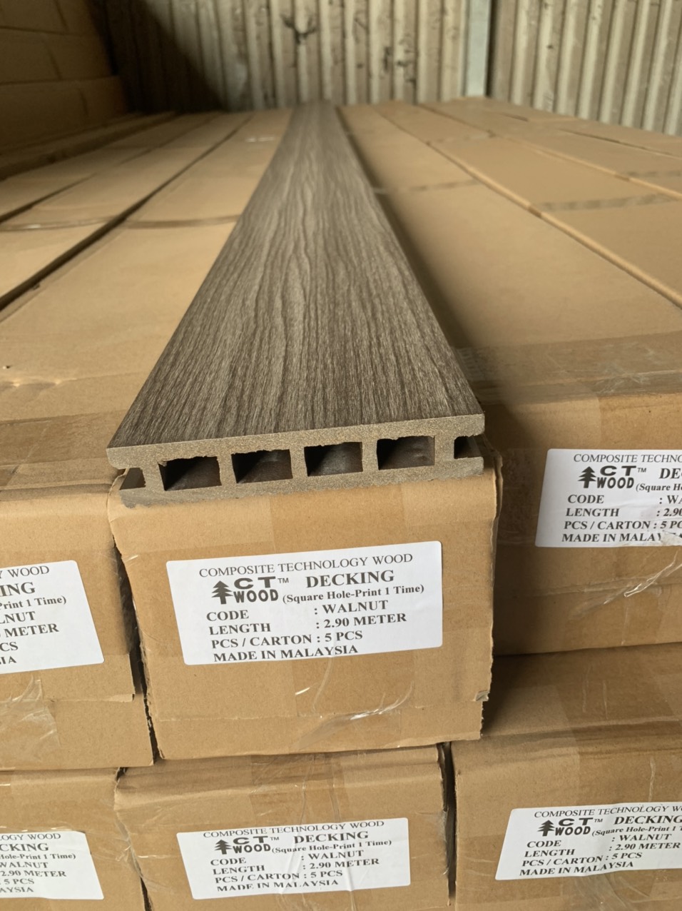 sàn malaysia làm ngoài trời