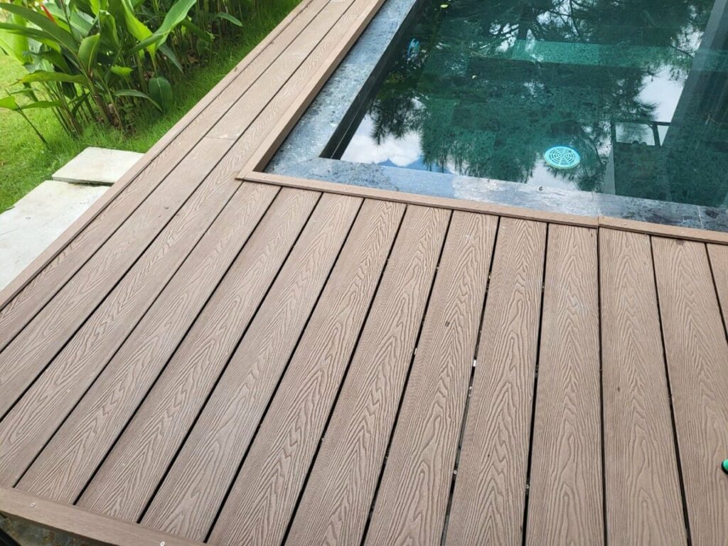 Sàn hồ bơi ngoài trời