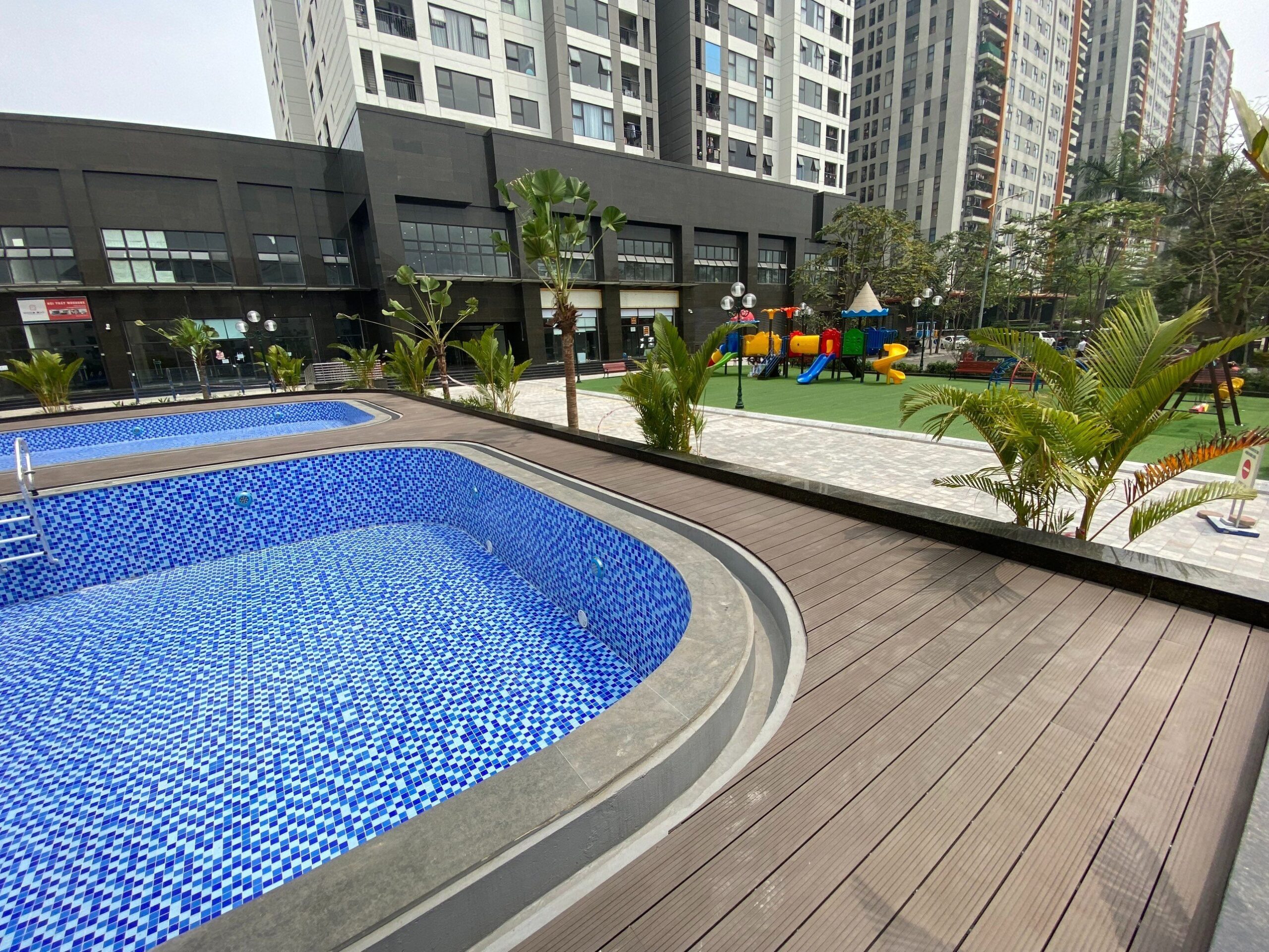 Sàn làm hồ bơi đẹp 