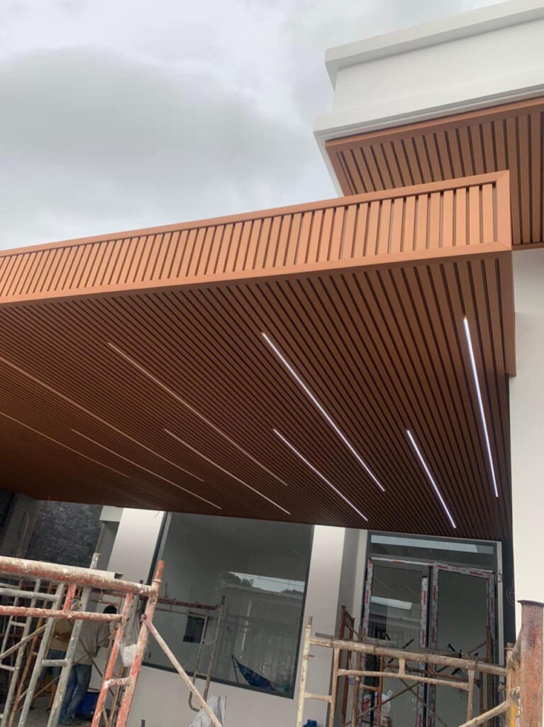 trần mái hiên sử dụng tấm ốp 4 sóng