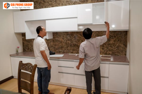 thi công vật liệu ốp tường cho nhà bếp 