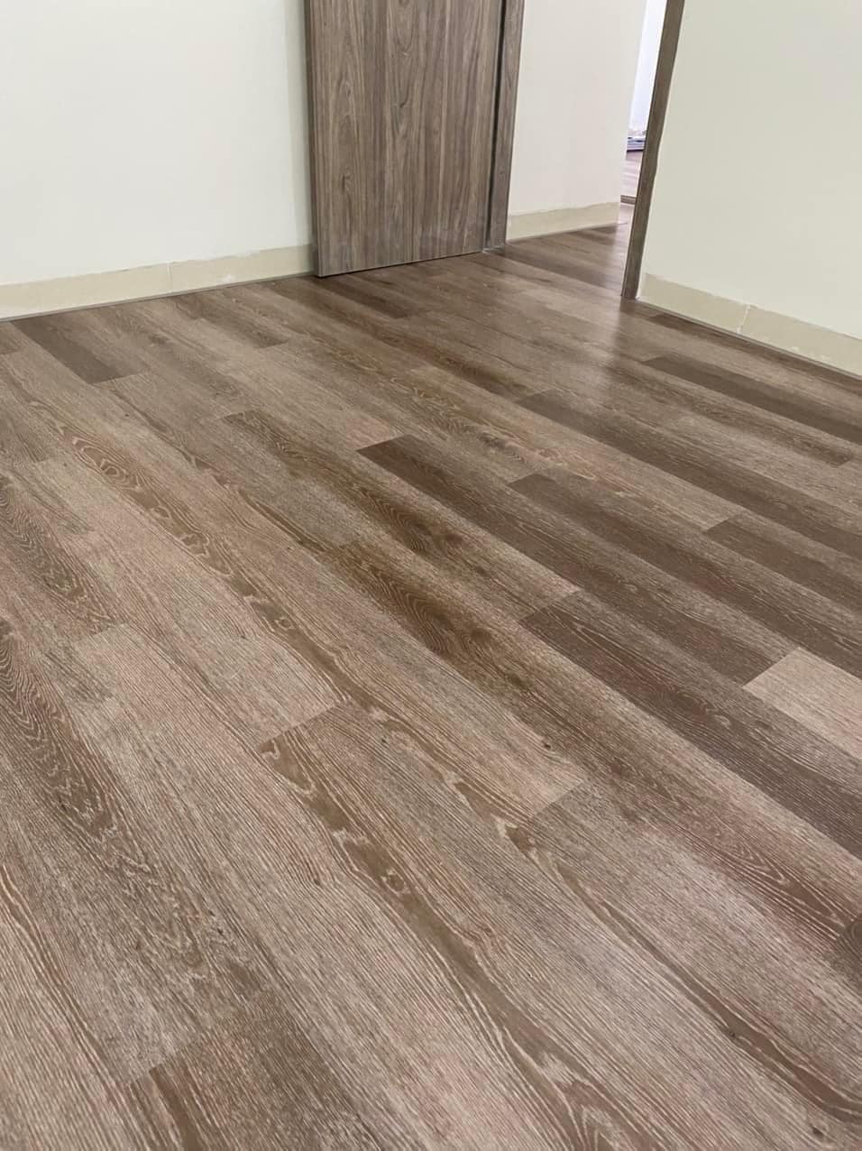 gỗ nhựa gia phong thi công sàn nhựa 