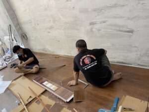 gỗ nhựa gia phong thi công sàn nhựa