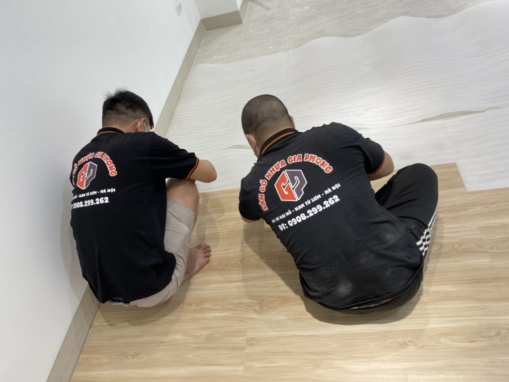 thi công thực tế sàn nhựa sàn gỗ