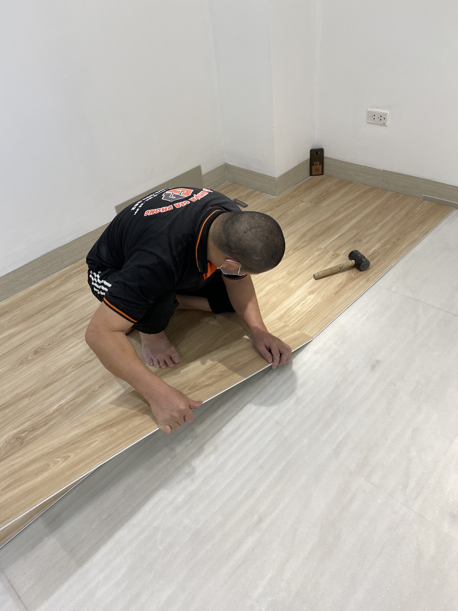 thi công thực tế sàn nhựa sàn gỗ 