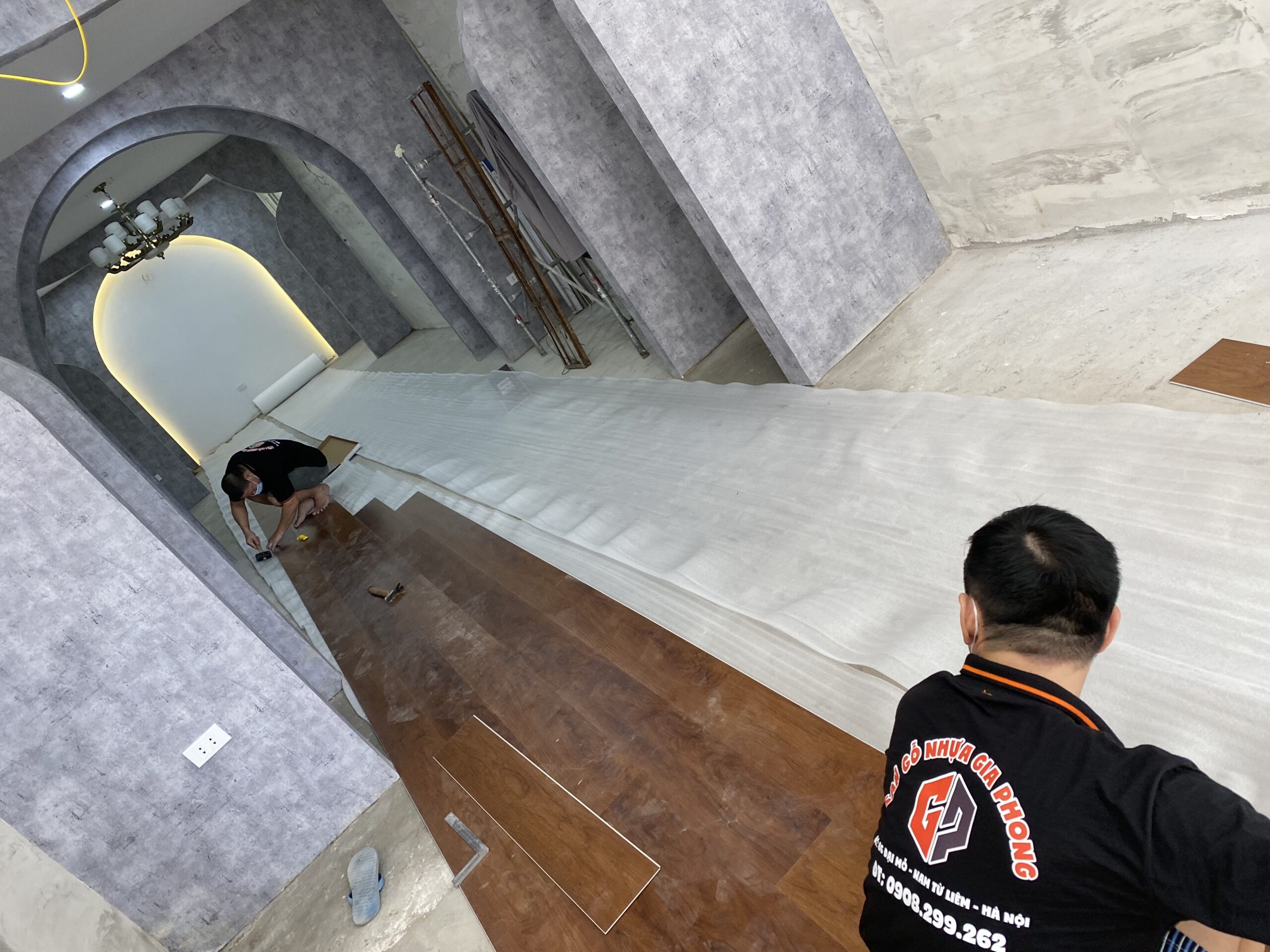 thi công thực tế sàn nhựa sàn gỗ 