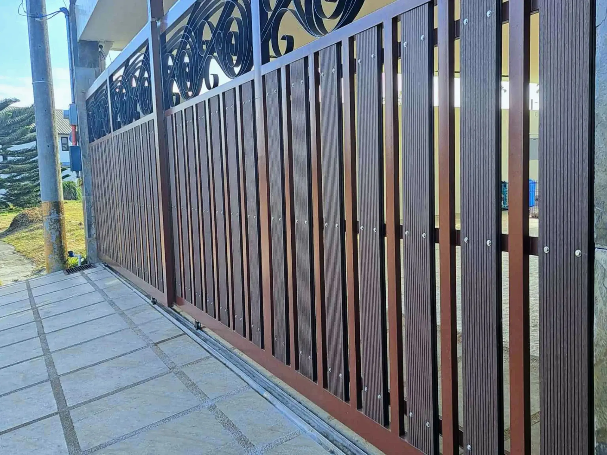 cổng gỗ nhựa làm bằng thanh đa năng 