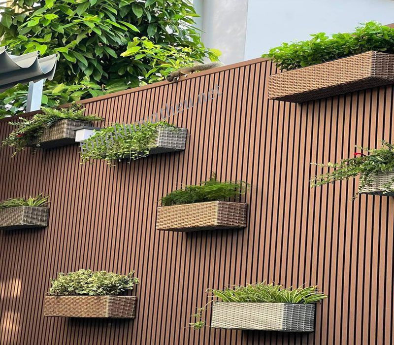 Gỗ Nhựa Ngoài Trời: Ưu Điểm, Ứng Dụng & Cách Chọn