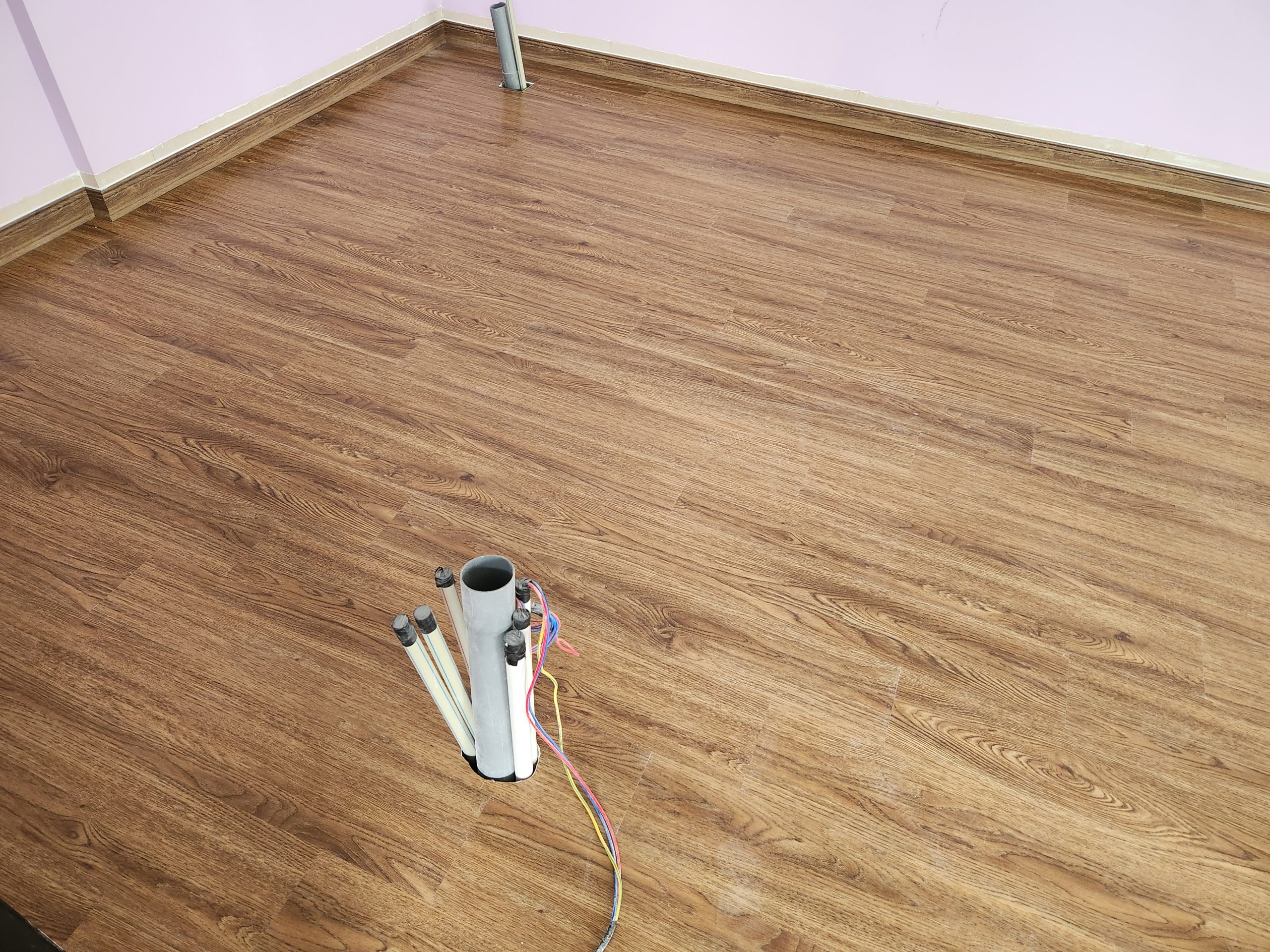 Sàn Nhựa Hèm Khóa: Ưu Điểm, Ứng Dụng & Cách Lắp Đặt