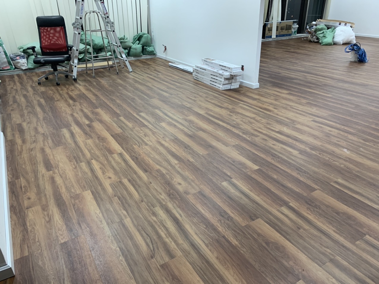 Sàn Nhựa Hèm Khóa: Ưu Điểm, Ứng Dụng & Cách Lắp Đặt