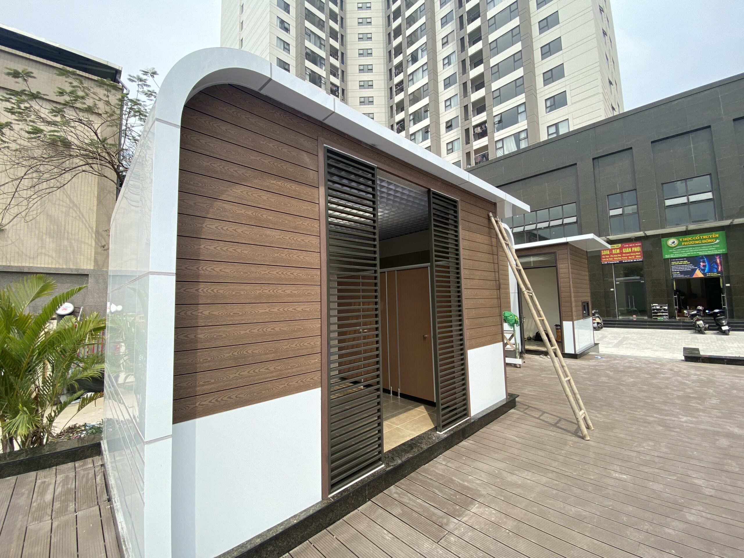 Sàn Nhựa Giả Gỗ Ngoài Trời Hà Nội: Báo Giá, Thi Công, Lắp Đặt