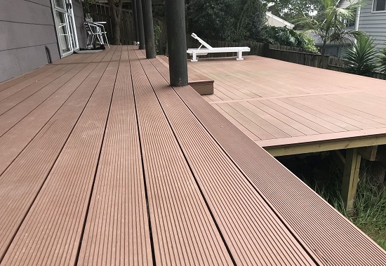 Sàn Nhựa Ngoài Trời Cũ: Nên Mua Hay Không? So Sánh Với Sàn Mới