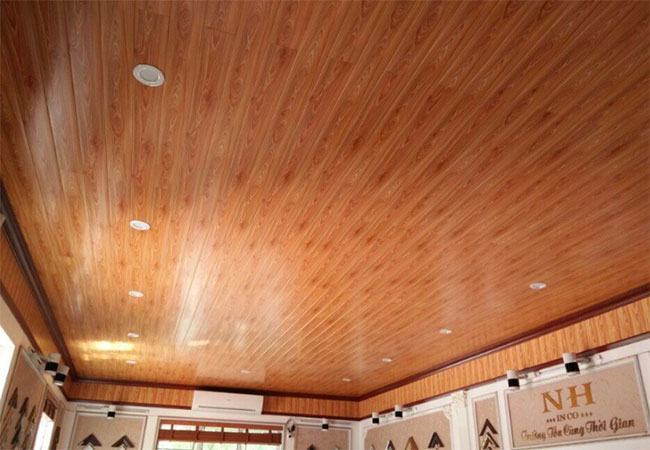 Trần Gỗ Cao Cấp Ngoài Trời: Ưu Điểm, Cách Lắp Đặt & Bí Quyết Chọn