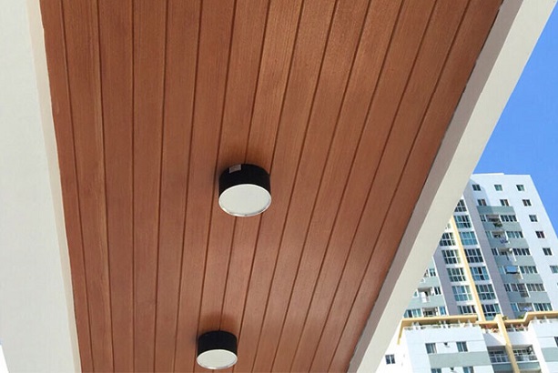 Trần Gỗ Cao Cấp Ngoài Trời: Ưu Điểm, Cách Lắp Đặt & Bí Quyết Chọn