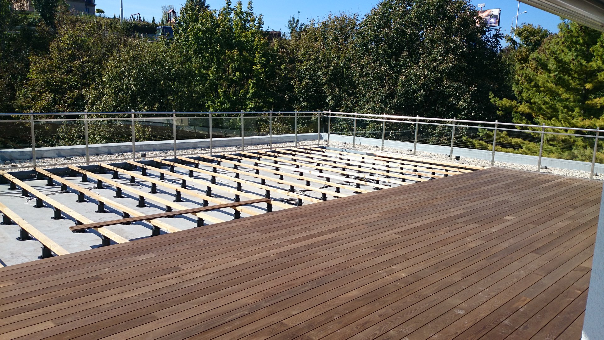 Vật liệu làm sàn ngoài trời: Hướng dẫn chọn lựa và Ưu - Nhược điểm