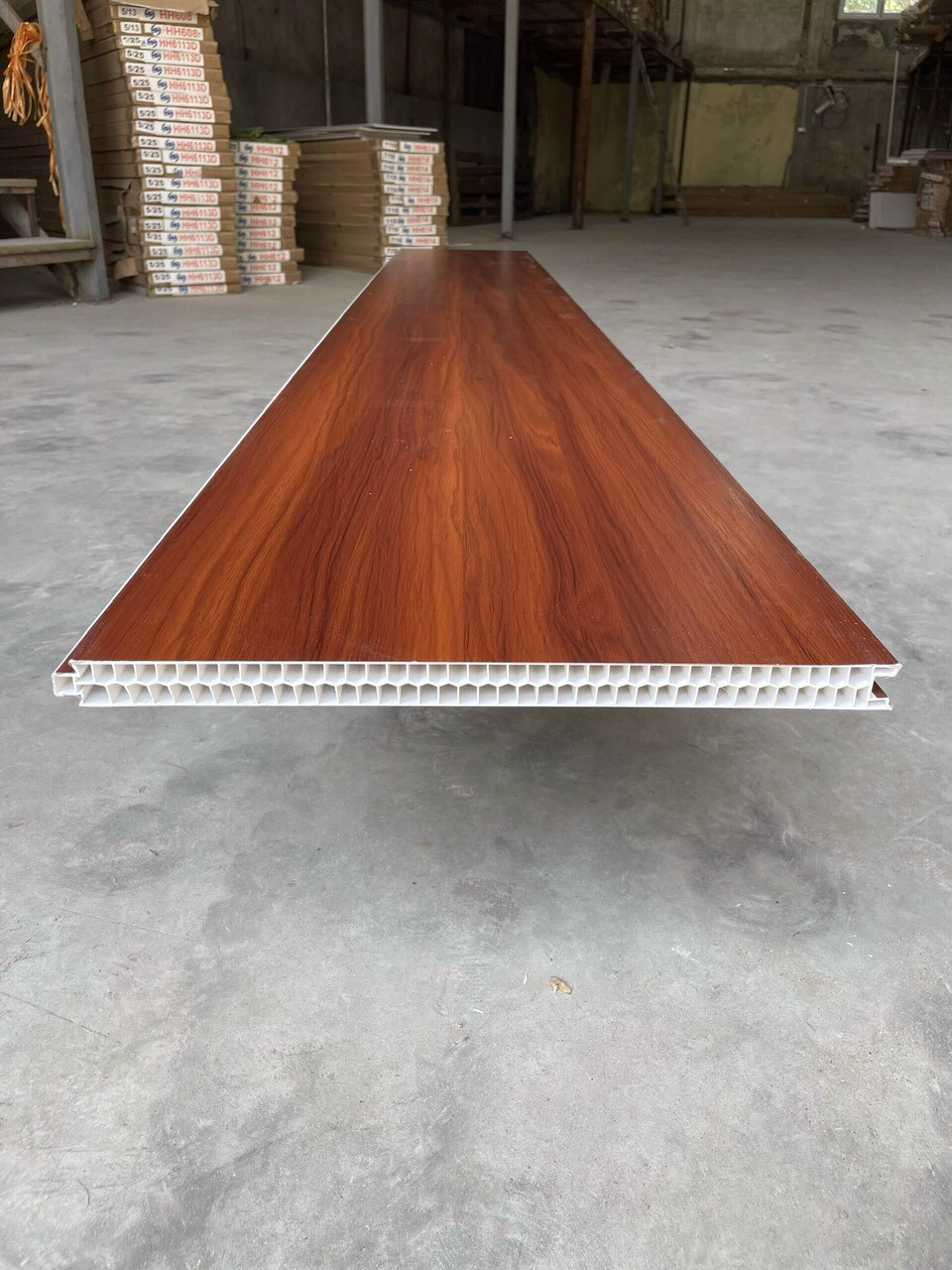 Phân Tích Giá Vách Ngăn Nhựa Hai Mặt: Yếu Tố Ảnh Hưởng và Gợi Ý Tiết Kiệm