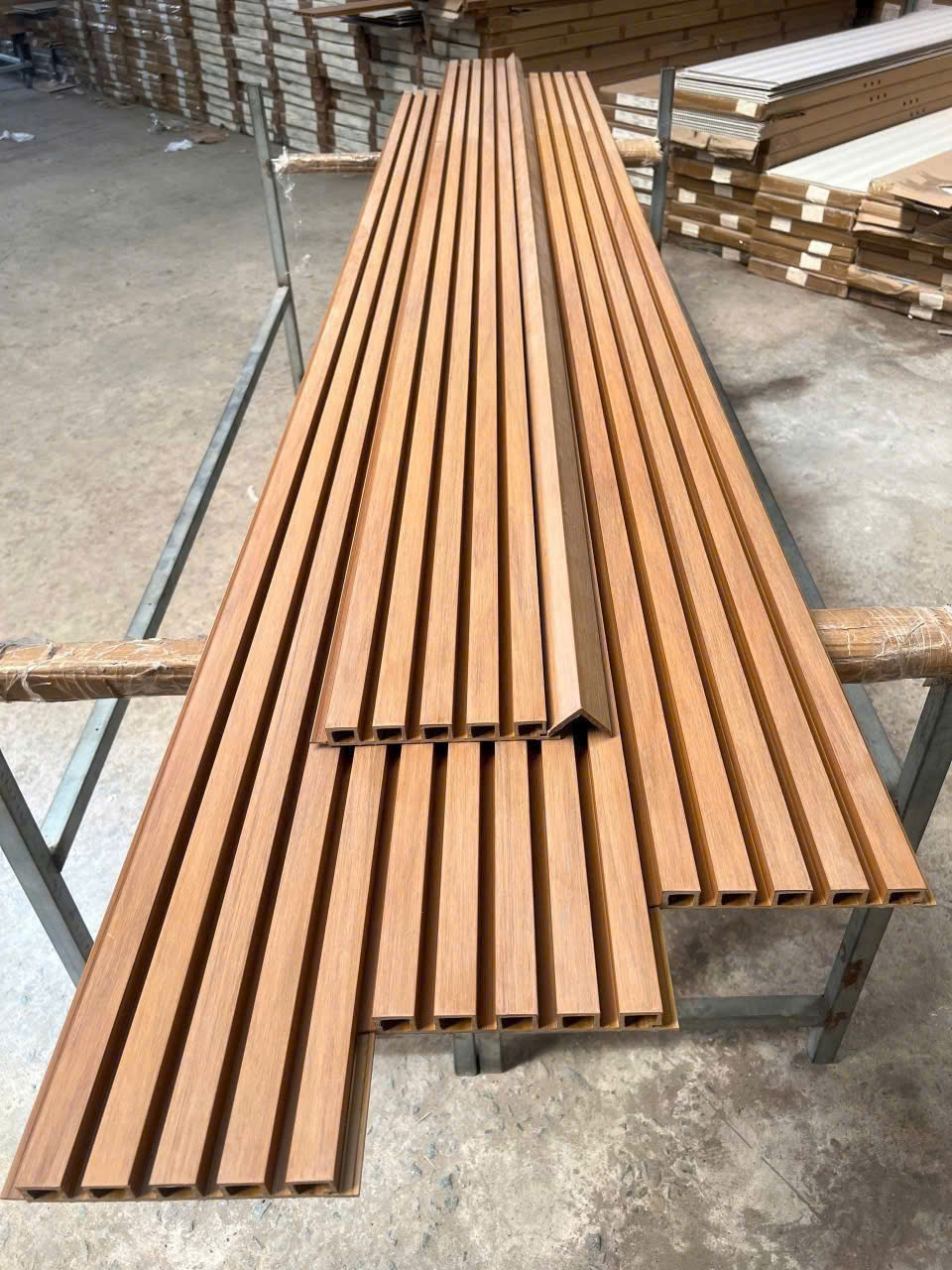 Tấm Ốp Lam Sóng Ngoài Trời: Giải Pháp Trang Trí Bền Đẹp