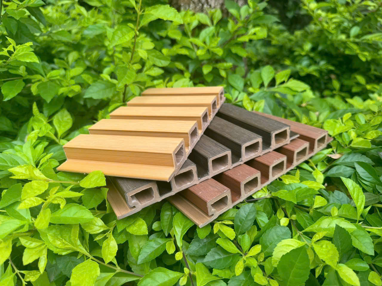 Tấm Ốp Lam Sóng Ngoài Trời: Giải Pháp Trang Trí Bền Đẹp