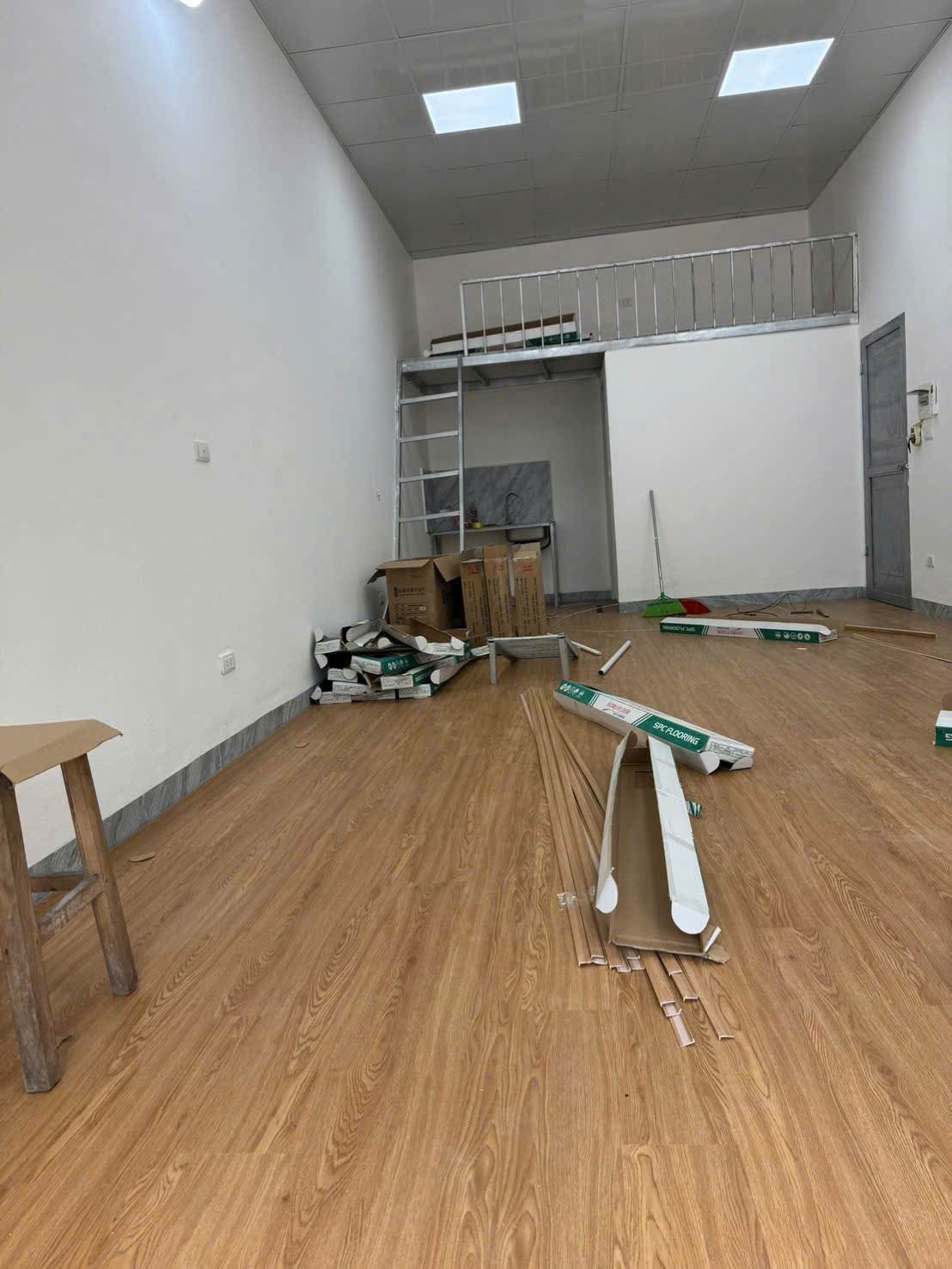 thi công sàn nhựa hèm khóa