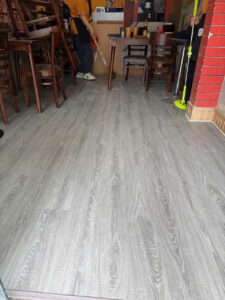 thi công sàn nhựa hèm khóa