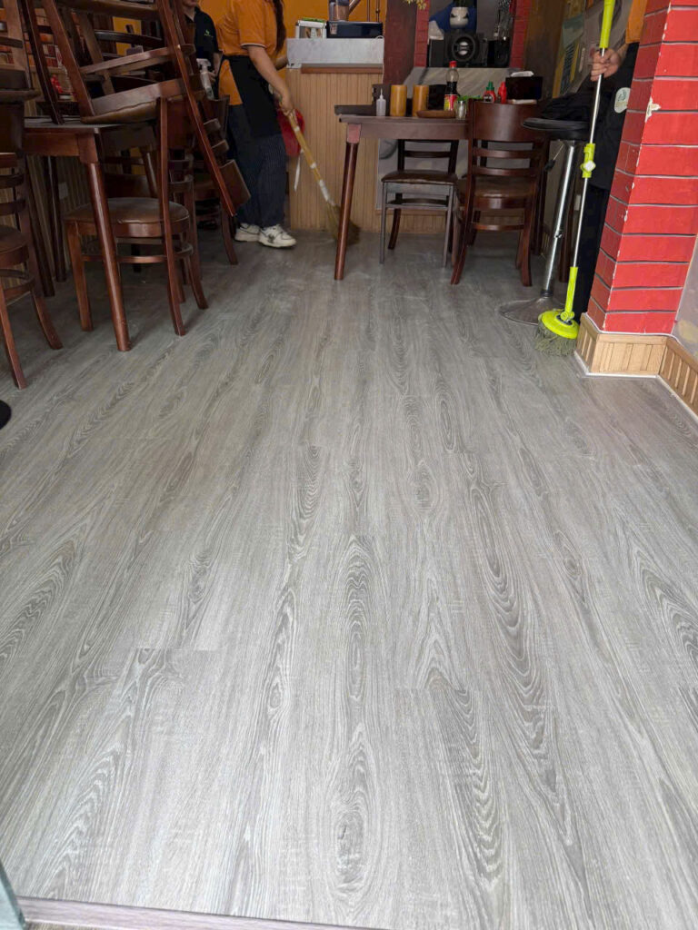 thi công sàn nhựa hèm khóa